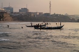 Accra;-Ghana;-Jamestown;-beach;-pirogue;-fishermen;-surf;-waves;-departure;-Ga-Mashie-community;-artisanal-fishing;-skyline;-haze;-cliff;-Gulf-of-Guinea;-West-Africa;-historic-district;-documentary-photography;-Kaleidos;-Kaleidos-images;-La-parole-à-limage;-Stories-Pictures;-Tarek-Charara